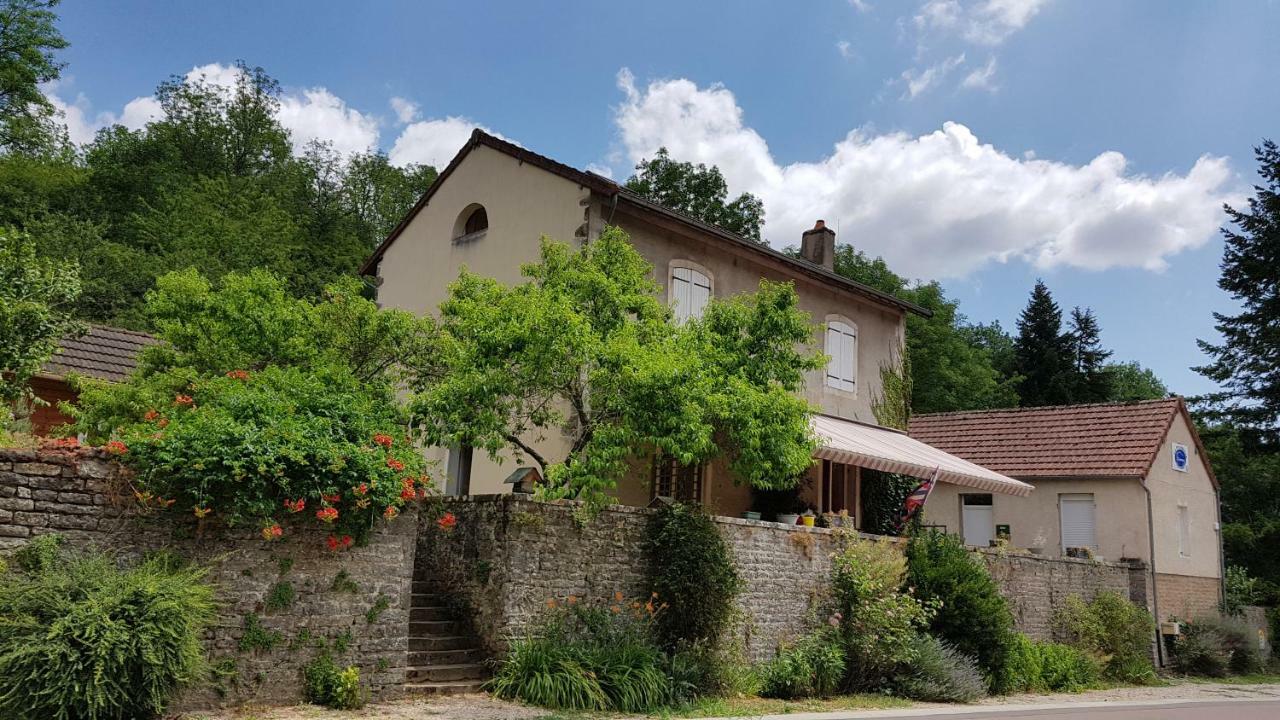 Gite La Providence Saint-Sernin-du-Plain Exterior foto